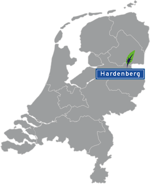 Grijze kaart van Nederland met Hardenberg aangegeven met blauw plaatsnaambord met witte letters en Dagnall veer voor cursus Nederlands - blauw plaatsnaambord met witte letters en Dagnall veer - transparante achtergrond - 600 * 733 pixels